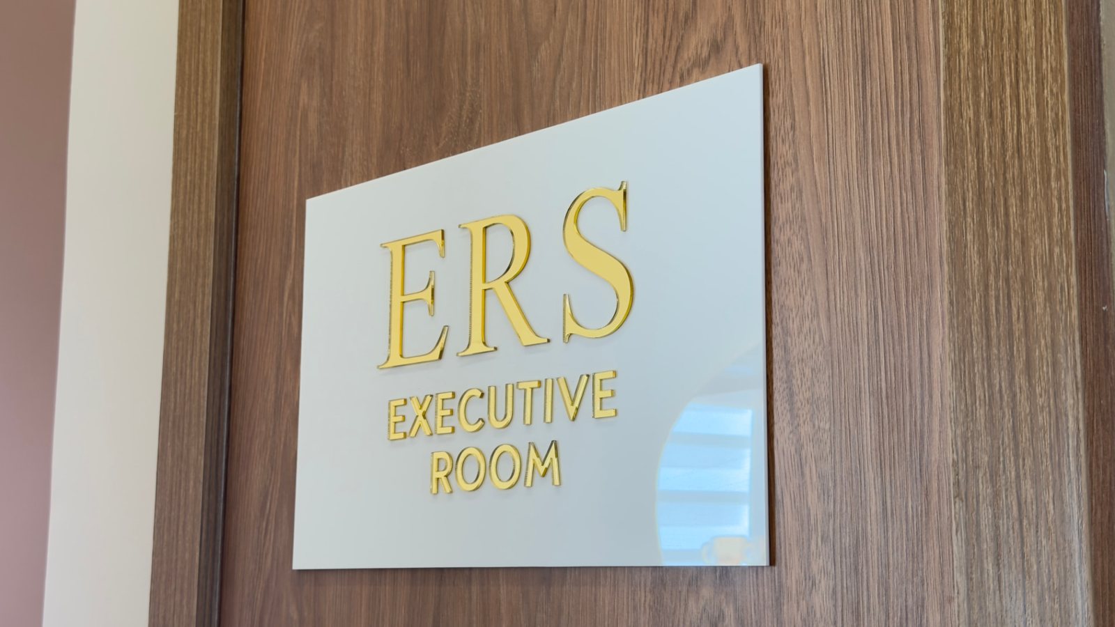 Letreiro da ERS English School for Women